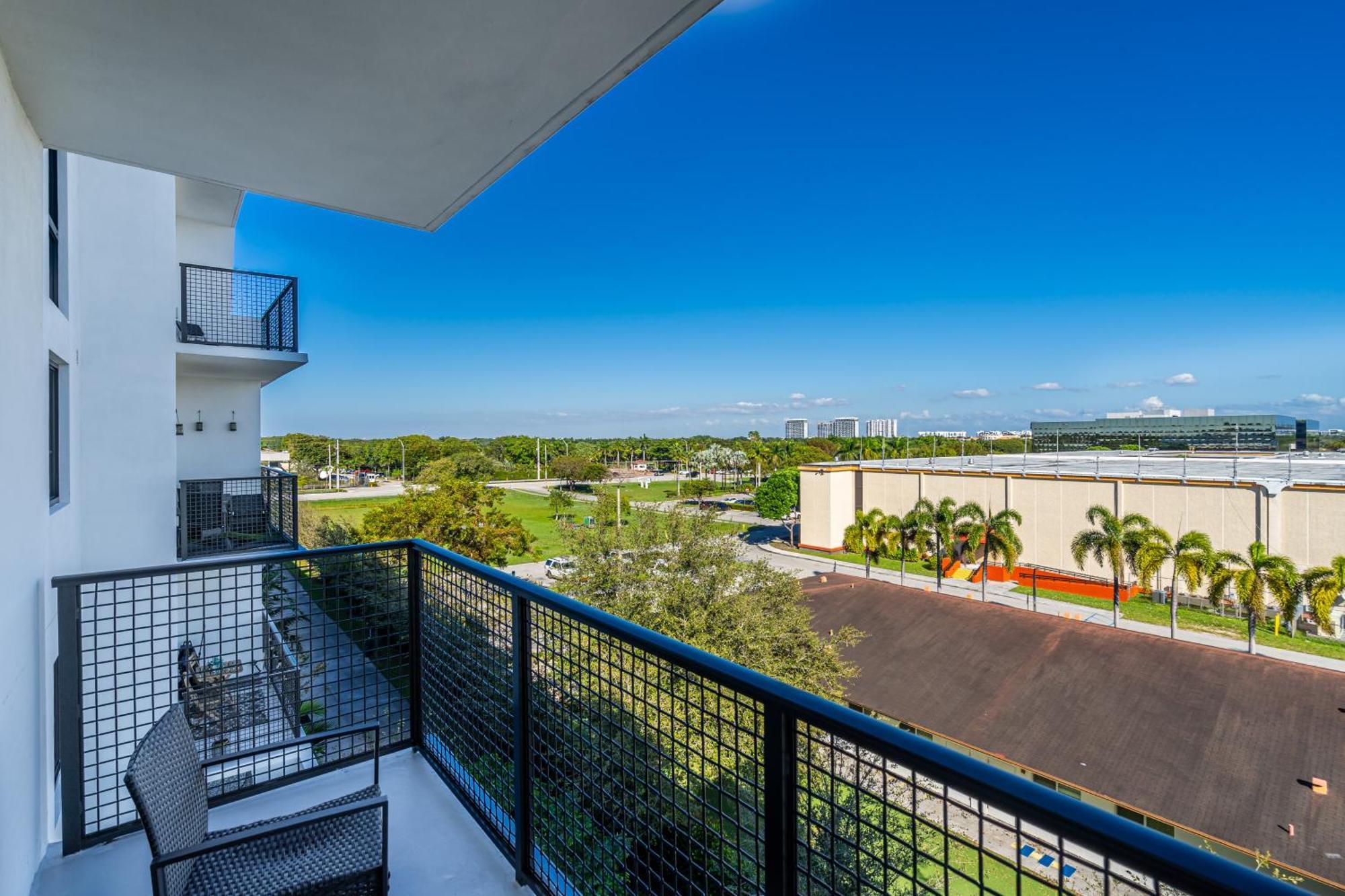 הילאה גרדנס Amazing 2 Bedroom Unit In Doral Miami With Free Parking מראה חיצוני תמונה